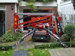 In de tuin wordt de hoogwerker uitgeklapt