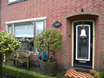 Geschilderde voordeur in groen-wit-geel