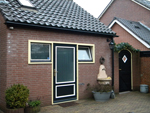 Deuren en kozijnen geschilderd in groen, geel en wit