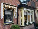 Kozijnen schilderen in groen, wit en geel