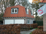 Ook het bijgebouw is meegenomen in dezelfde kleuren