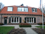 Schilderen van vrijstaand landhuis in wit en groen